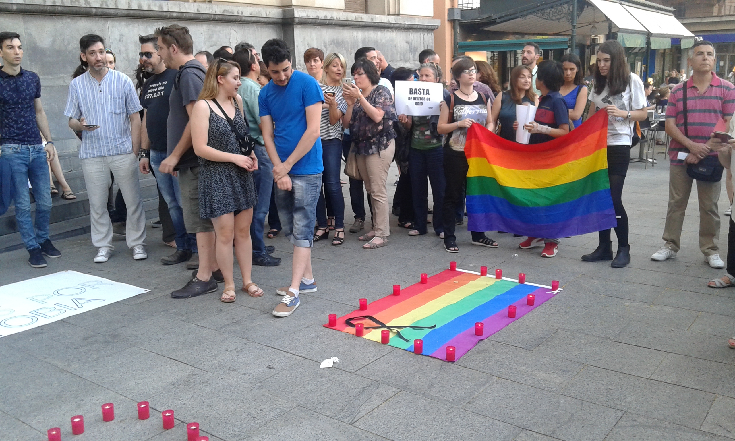 SOFA en la concentración por la masacre de Orlando